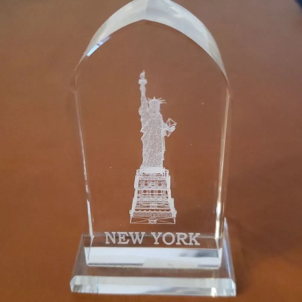 Vintage Laser Etched Crystal New York Statue of Liberty Paperweight with Case